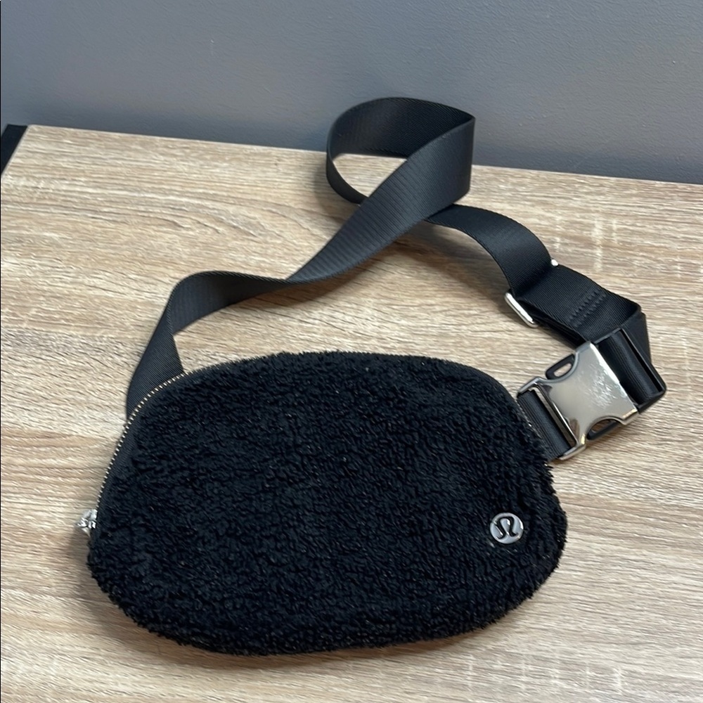 Lululemon Unisex Everywhere Fleece Belt Bag Black - Picture 15 of 15